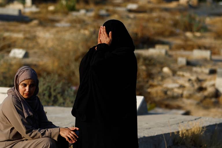 الرواتب في غزة.. موظفون متشائمون وحماس تفرض ضرائب على الجينز