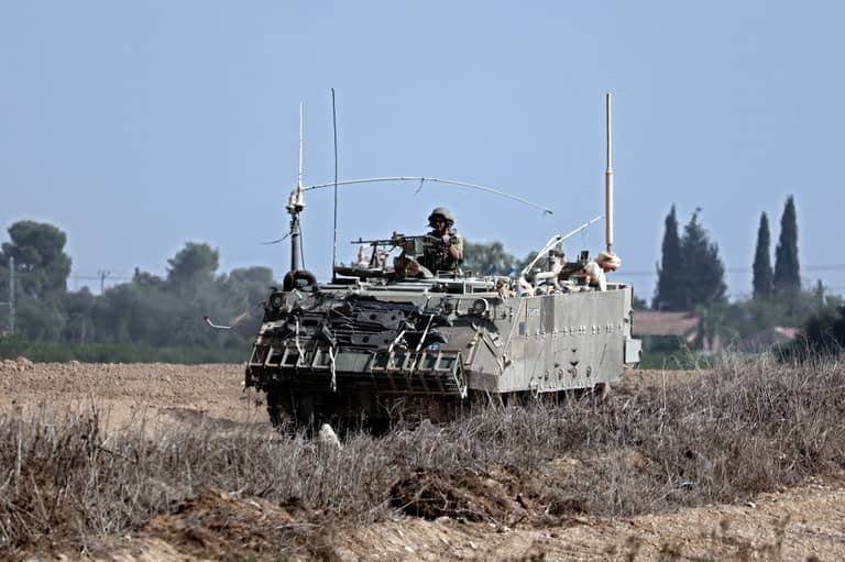 متحدث باسم الجيش الإسرائيلي يرفع صورة "فلسطين حرة للأبد"