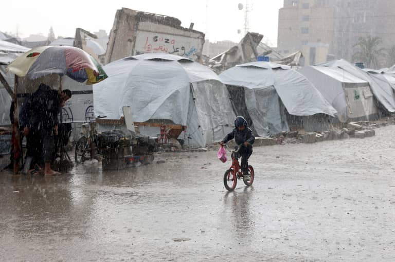 الجيش الإسرائيلي يهدد مخيم البريج وسط غزة: الهجوم وشيك