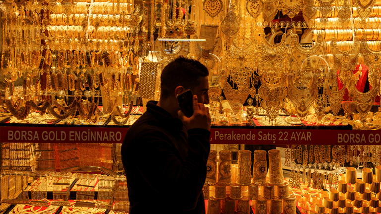 قفزة الذهب تثير السؤال.. هل حان وقت الادخار أم البيع؟