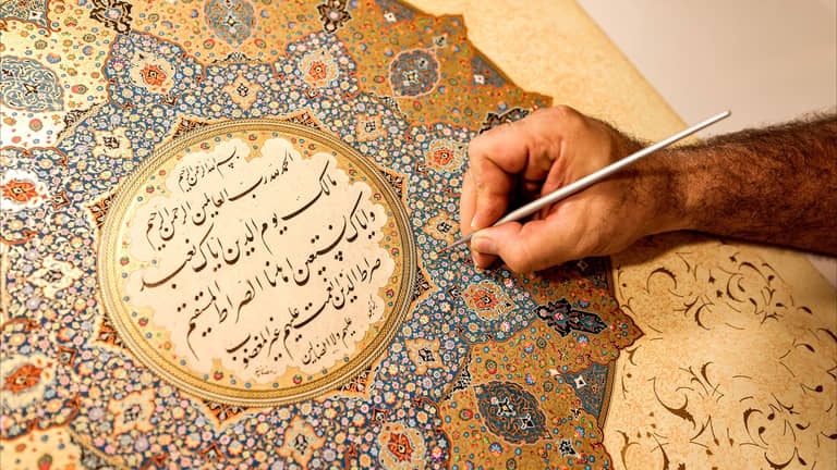 تذهيب الكتب.. حرفة إيرانية تكافح للبقاء