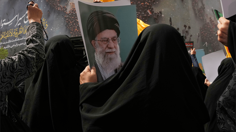 من الشاه إلى خامنئي.. "النووي حلم لا يتغيّر"