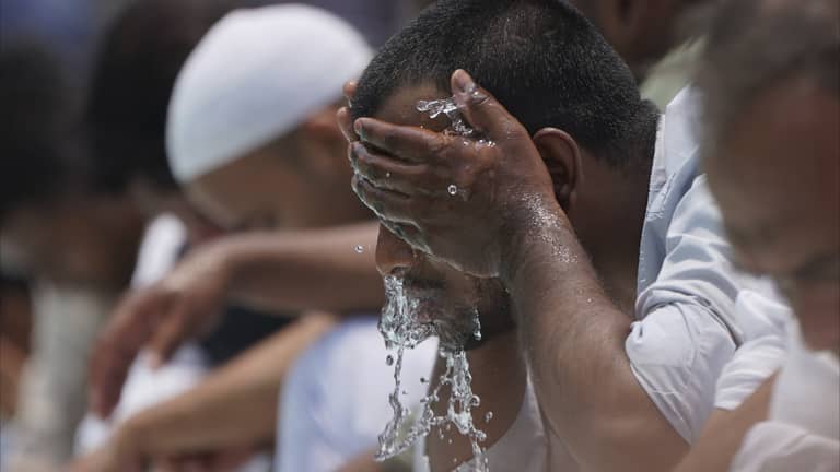"الوضوء بليتر واحد".. مبادرة تثير جدلا بريطانيا