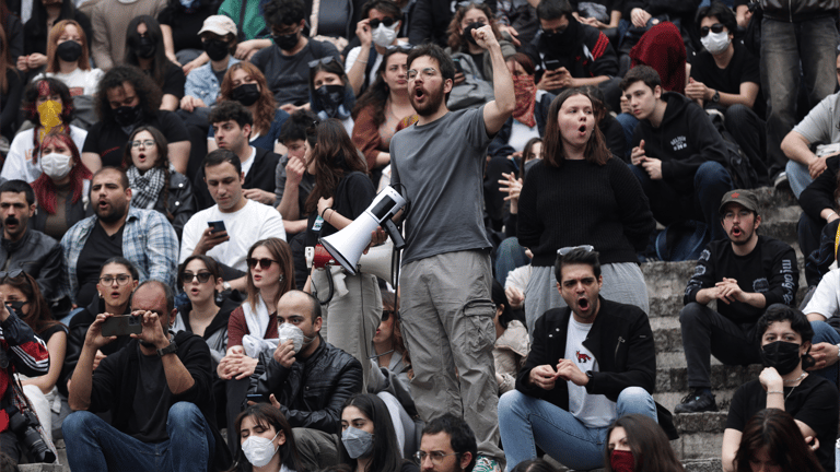 "ضيق خفي".. طلاب أتراك يواجهون أردوغان نيابة عن أوغلو
