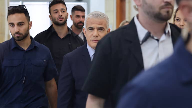 يائير لابيد.. "منقذ نتنياهو" قد يطيح به