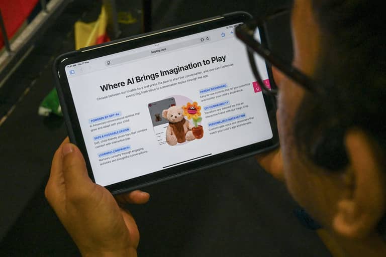 دمى الـAI.. خطر داخل غرفة نوم أطفالكم