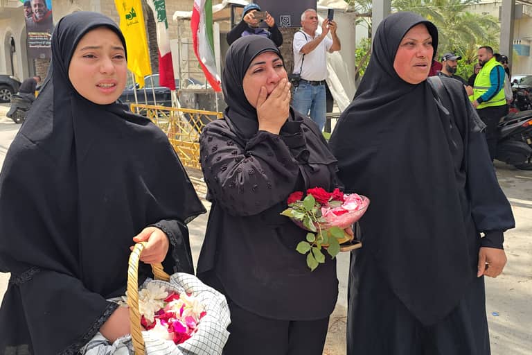 "على خطى الخميني".. كيف يجنّد حزب الله أطفالًا للموت؟