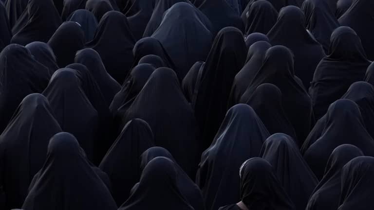 "جيش نساء" حزب الله.. قوة خفية لغسيل الأدمغة