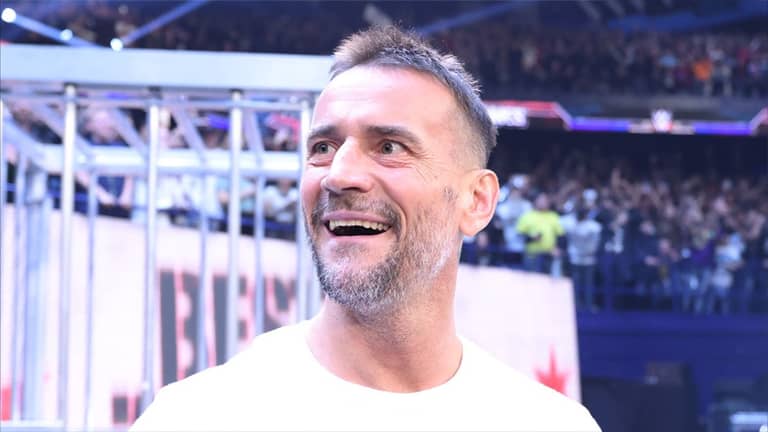 أوستن ضد سي إم بانك.. هل تُقام مباراة الأحلام في WWE؟