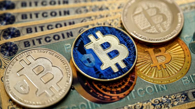 البيتكوين vs الذهب والدولار.. المستقبل لمن؟