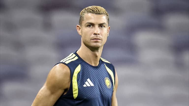 هل يشتري رونالدو النصر براتبه؟