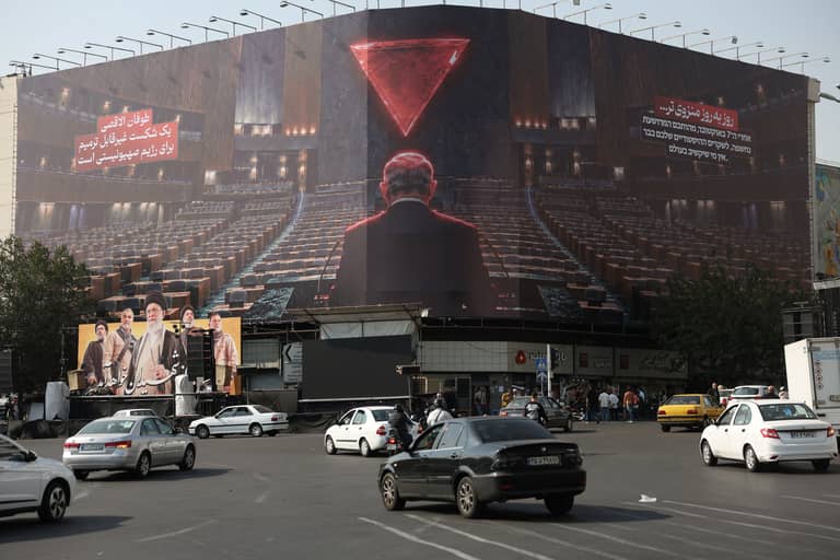 من جبهات إسرائيل إلى قنبلة ترامب.. 3 مؤشرات على اقتراب الضربة؟