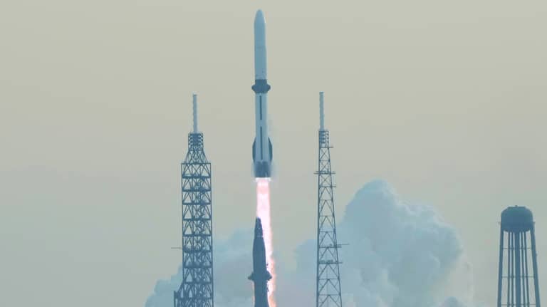 صاروخ بيزوس يضع قمره في "العنوان الخطأ"