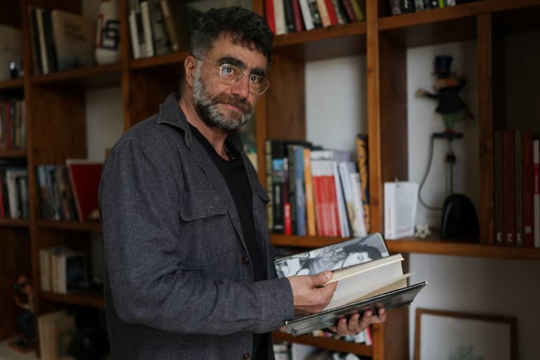 المصور باتريك باز وألبوم لصور من الحرب الأهلية. رويترز