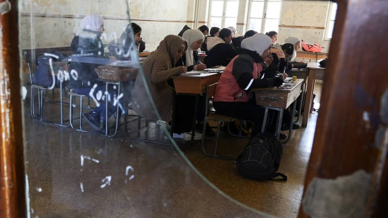 "تغيير التاريخ والدين".. غضب سوري من تعديل المناهج الدراسية