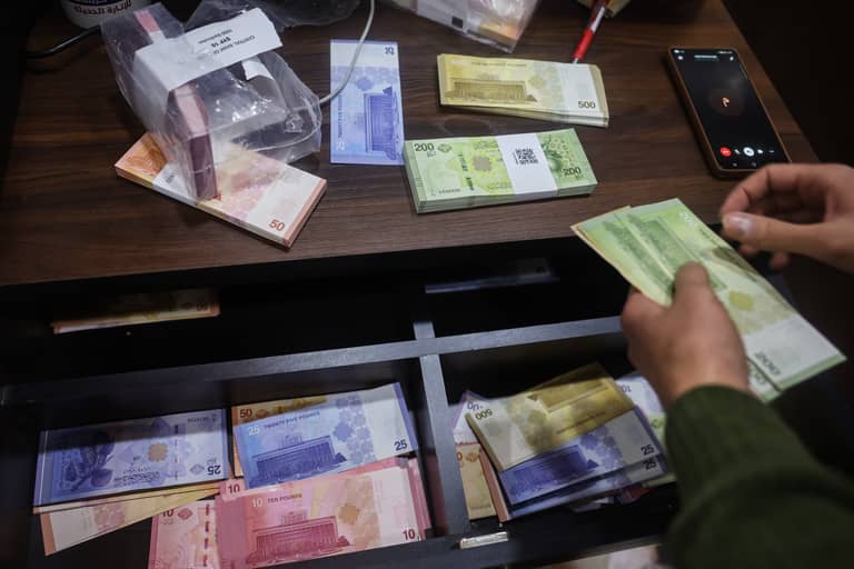 شام كاش.. الرواتب على الشاشات في سوريا والسيولة غائبة