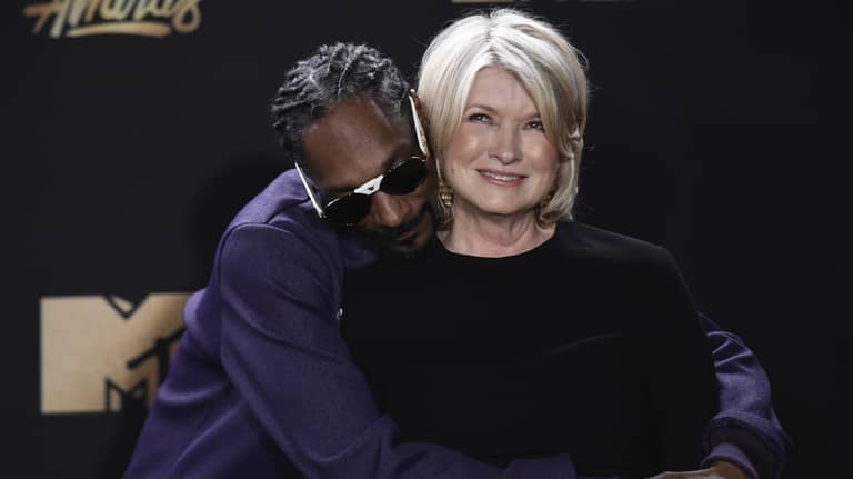 نجمة أميركية تنضم إلى سنوب دوغ في ملكية نادٍ إنجليزي