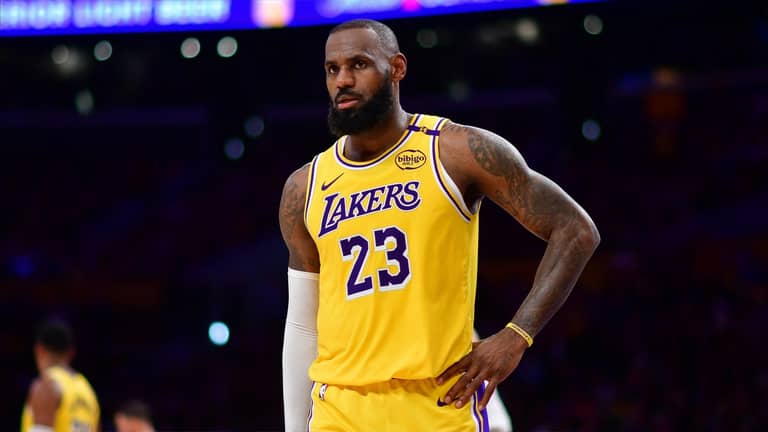 انتهى موسمه.. هل يودع "الملك جيمس" عالم الـNBA؟