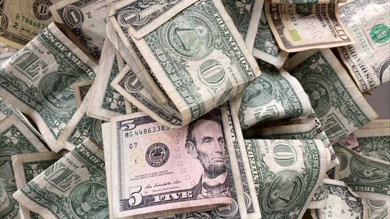 استقرار الدولار مع هيمنة توقعات خفض الفائدة الأميركية