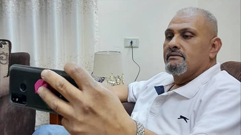 قصة الأردني طارق حبيب.. وصل للطوارئ سيرا وخرج منها محمولا