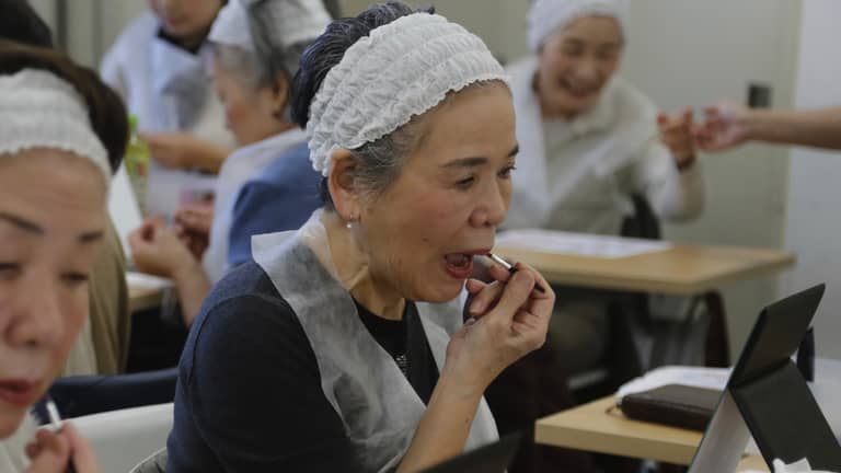 سوق الجمال الياباني يستهدف "شباب الكبار"