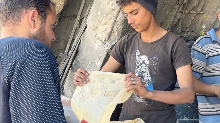 للخبز في غزة حكاية.. عبدالكريم يعيد "صاج العائلة" للحياة