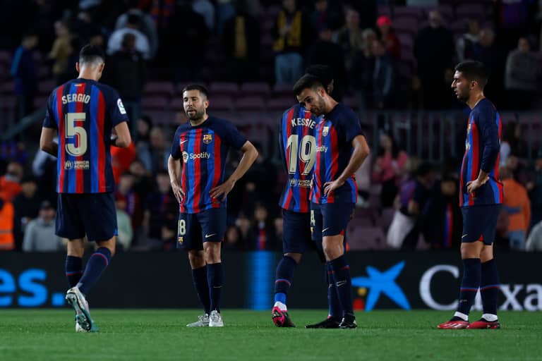 منع لاعبي برشلونة وجيرونا من الاستحمام