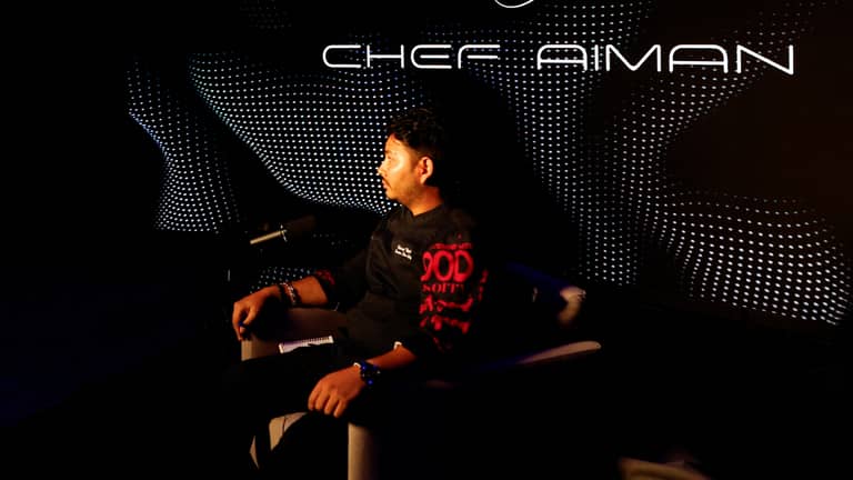 AIman طاه "ذكي" في أول مطعم من نوعه قرب برج خليفة