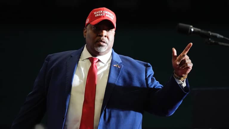 "النازي الأسود".. كيف تحول صديق ترامب إلى أداة لـ"هاريس"؟