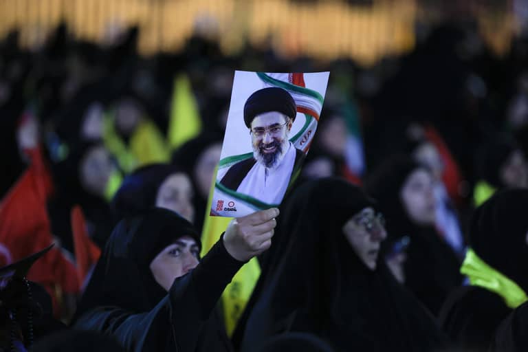 ظهور مجتبى في "أربعينية الحسين"؟