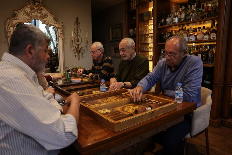 بازرجي مع أصدقائه في منزله ببيروت. رويترز