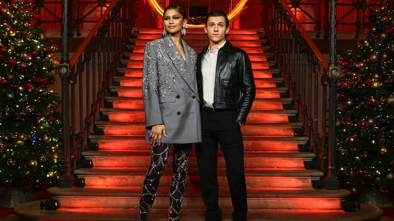 زيندايا وتوم هولاند يعلنان خطبتهما