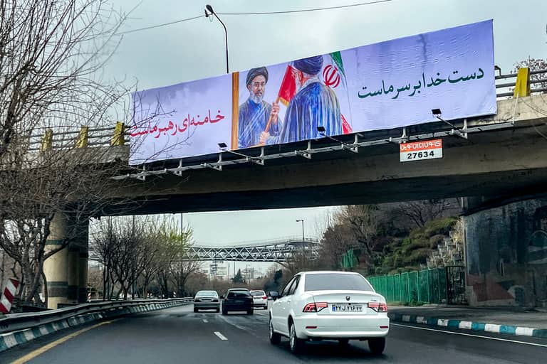 هل تؤجّل الاستخبارات الأميركية سقوط النظام الإيراني؟
