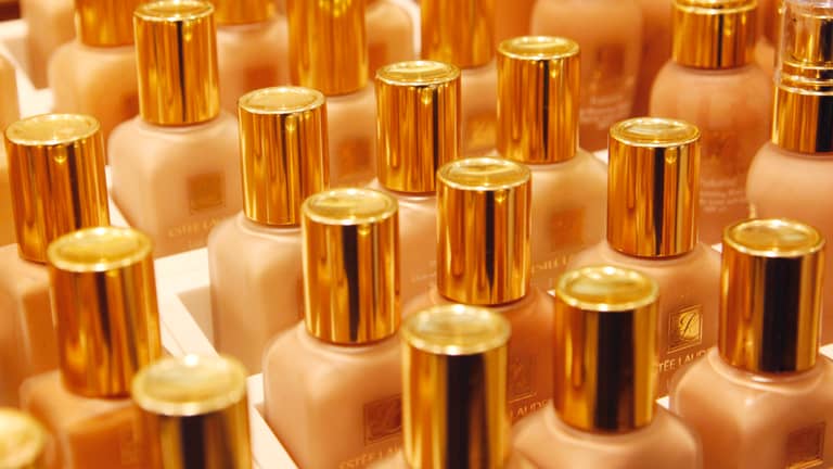 150 ألف لتر من "الخداع".. ضربة قاضية لأكبر أسواق العطور المقلدة