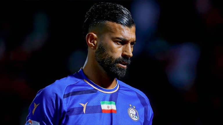 "عناق مشجعة" يهدد لاعب إيراني بعقوبة رادعة