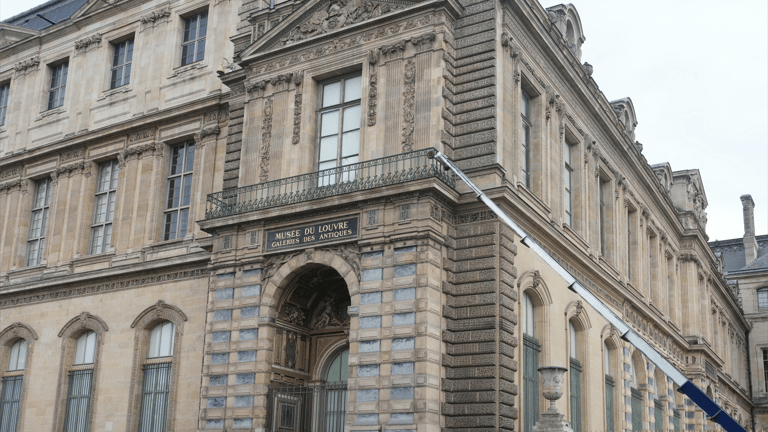 هل استخدم لصوص اللوفر تقريرا أمنيا داخليا للتخطيط للسرقة؟