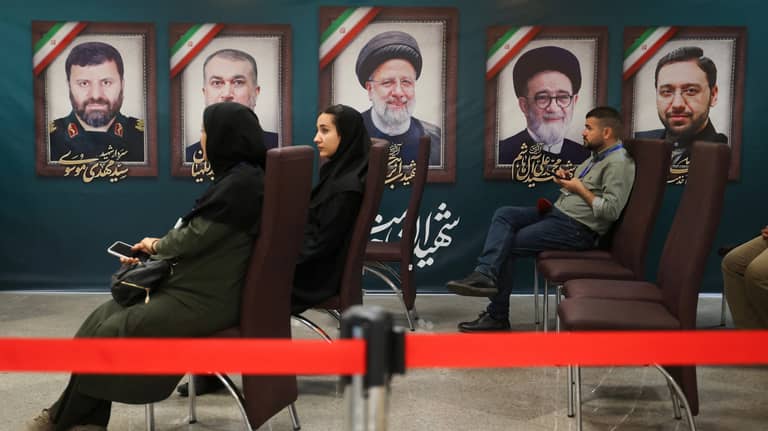 كرسي رئاسة إيران فارغ.. وطريقه مفروش بالأزمات الاقتصادية