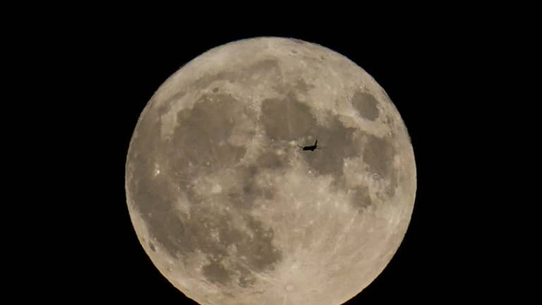 ناسا في الطريق إلى القمر مجددا.. ما موعد الرحلة المنتظَرة؟"