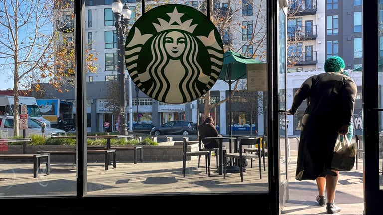 بعد تراجع مبيعاتها.. "ستاربكس" تلغي 1100 وظيفة