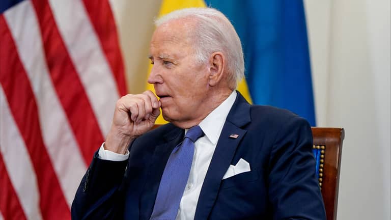 بايدن يعتذر لزيلينسكي: الأسلحة تأخرت