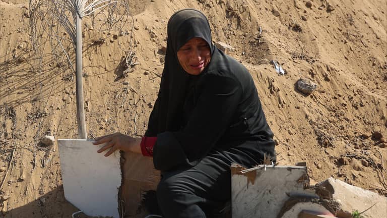 الدفاع المدني ينتشل 60 جثة من غزة