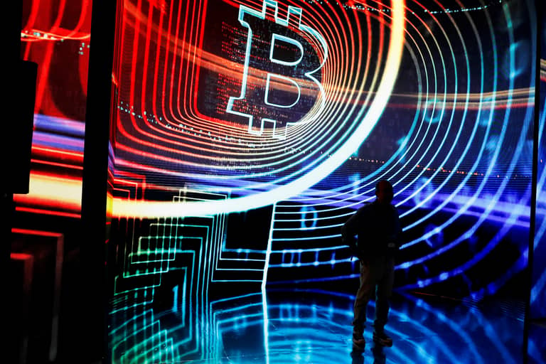 بتكوين تلامس أدنى مستوياتها لأول مرة منذ منتصف يناير