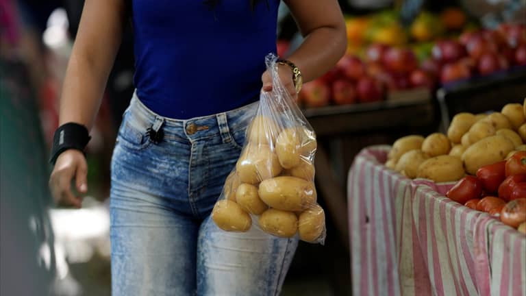 "البطاطا" تختفي من أسواق تونس وتحضر في البرلمان