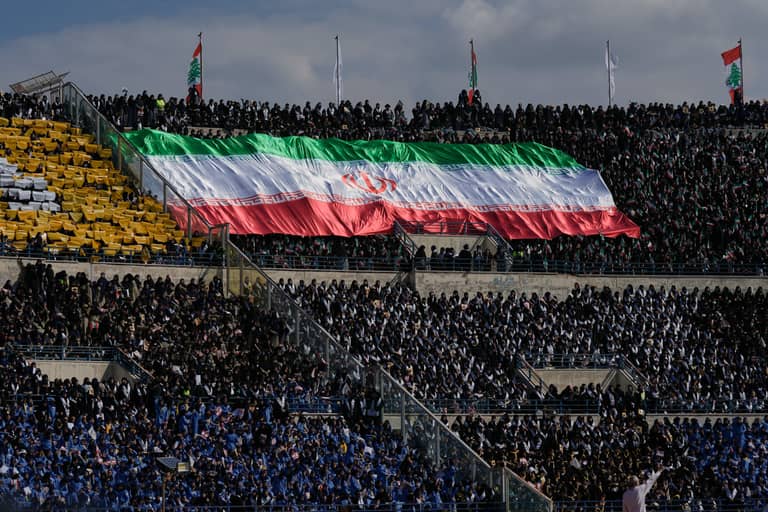 علم إيران في تجمع لكشافة المهدي بالذكرى الأولى لاغتيال حسن نصرالله في المدينة الرياضية ببيروت. أ.ب