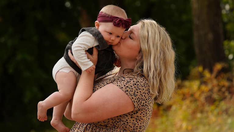 مفارقة الحمل المقلقة.. اضطرابات طعام الأم تساوي أزيز الصدر