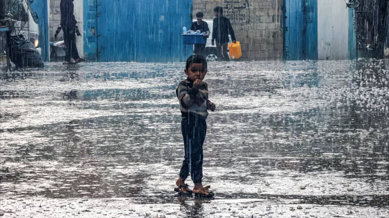 البرد يزيد معاناة الغزاويين.. قصة أب لا يملك ثمن ثياب شتوية لأطفاله