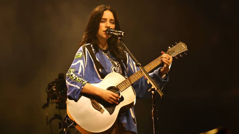 "يونيفرسال ميوزيك" تمنح الذكاء الاصطناعي "مفتاح الميكروفون"