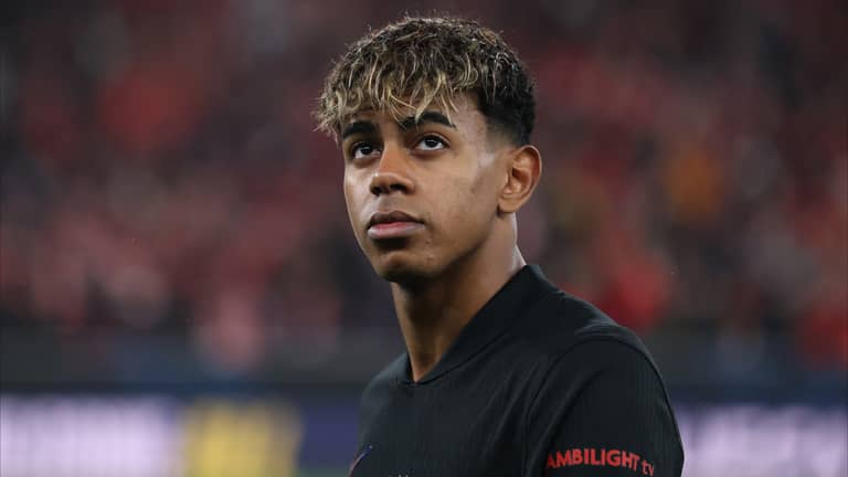 لماذا يشكل "تجديد عقد يامال" صداعا في رأس برشلونة؟