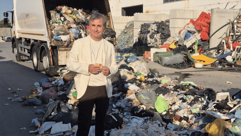 رمى قسيمة اليانصيب الرابحة.. فنبشوا 6 أطنان من القمامة