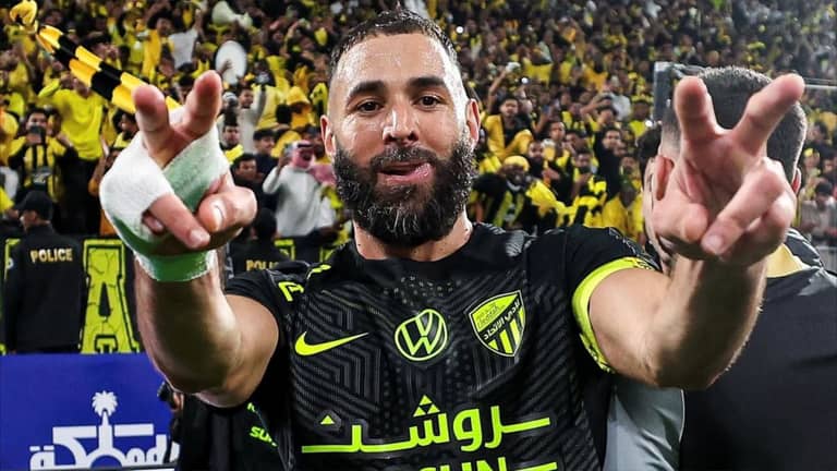 بنزيما يرد على شائعات الاعتزال ويدعم فينيسيوس
